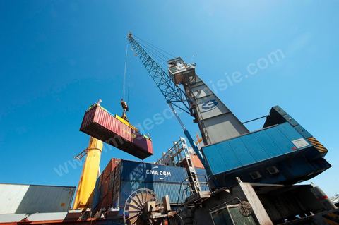 Zone de Fret et commercial, chargement et déchargement des bateaux dans le Port commercial de Radès