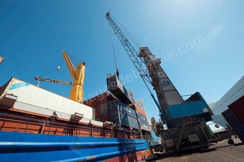 Zone de Fret et commercial, chargement et déchargement des bateaux dans le Port commercial de Radès