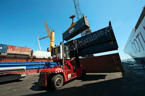Zone de Fret et commercial, chargement et déchargement des bateaux dans le Port commercial de Radès