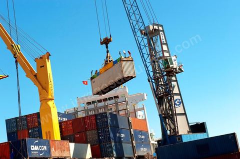 Zone de Fret et commercial, chargement et déchargement des bateaux dans le Port commercial de Radès