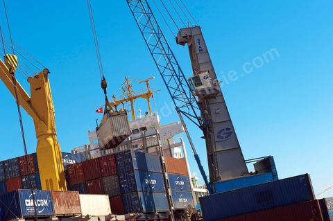 Zone de Fret et commercial, chargement et déchargement des bateaux dans le Port commercial de Radès