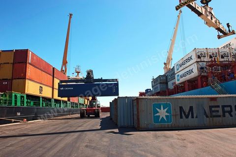 Zone de Fret et commercial, chargement et déchargement des bateaux dans le Port commercial de Radès
