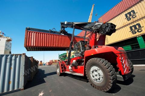 Zone de Fret et commercial, chargement et déchargement des bateaux dans le Port commercial de Radès