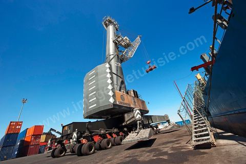 Zone de Fret et commercial, chargement et déchargement des bateaux dans le Port commercial de Radès