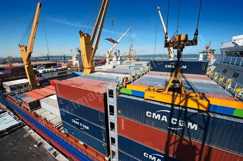 Zone de Fret et commercial, chargement et déchargement des bateaux dans le Port commercial de Radès