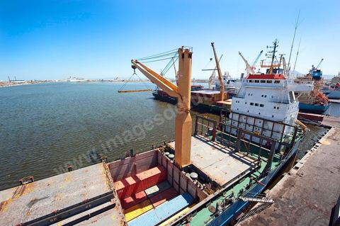 Zone de Fret et commercial, chargement et déchargement des bateaux dans le Port commercial de Radès