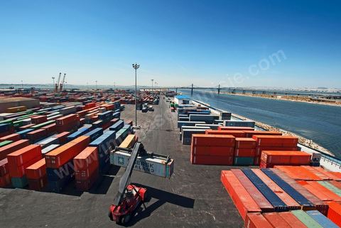Zone de Fret et commercial, chargement et déchargement des bateaux dans le Port commercial de Radès