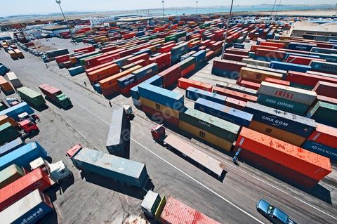 Zone de Fret et commercial, chargement et déchargement des bateaux dans le Port commercial de Radès