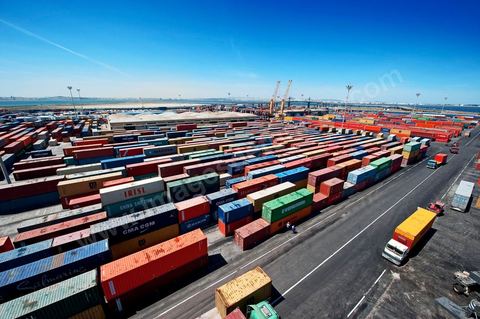 Zone de Fret et commercial, chargement et déchargement des bateaux dans le Port commercial de Radès