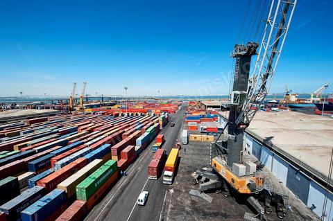 Zone de Fret et commercial, chargement et déchargement des bateaux dans le Port commercial de Radès
