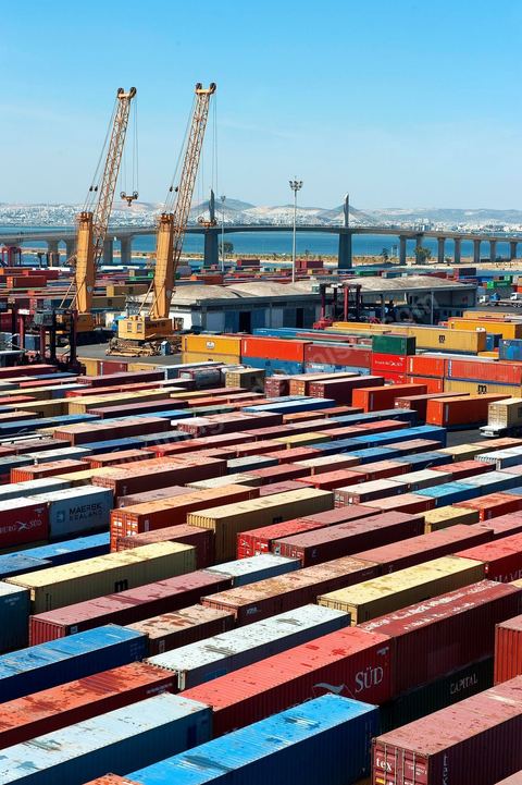 Zone de Fret et commercial, chargement et déchargement des bateaux dans le Port commercial de Radès