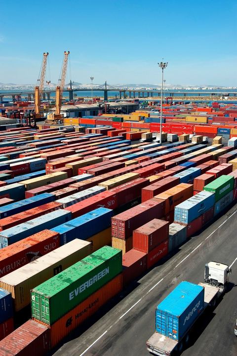Zone de Fret et commercial, chargement et déchargement des bateaux dans le Port commercial de Radès