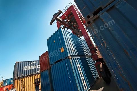Zone de Fret et commercial, chargement et déchargement des bateaux dans le Port commercial de Radès
