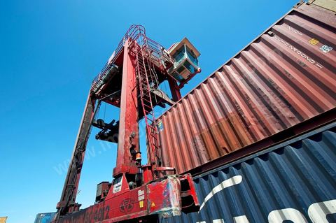 Zone de Fret et commercial, chargement et déchargement des bateaux dans le Port commercial de Radès