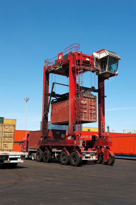 Zone de Fret et commercial, chargement et déchargement des bateaux dans le Port commercial de Radès