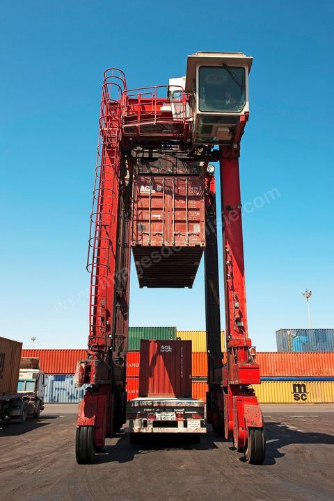 Zone de Fret et commercial, chargement et déchargement des bateaux dans le Port commercial de Radès