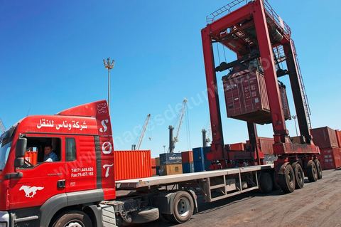 Zone de Fret et commercial, chargement et déchargement des bateaux dans le Port commercial de Radès