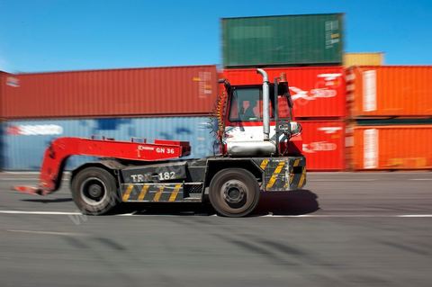 Zone de Fret et commercial, chargement et déchargement des bateaux dans le Port commercial de Radès