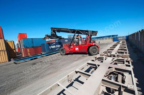 Zone de Fret et commercial, chargement et déchargement des bateaux dans le Port commercial de Radès