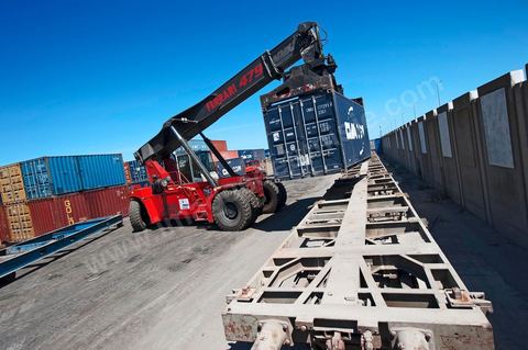 Zone de Fret et commercial, chargement et déchargement des bateaux dans le Port commercial de Radès