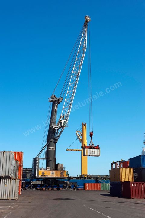 Zone de Fret et commercial, chargement et déchargement des bateaux dans le Port commercial de Radès