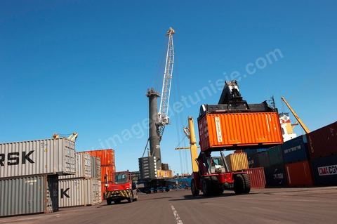 Zone de Fret et commercial, chargement et déchargement des bateaux dans le Port commercial de Radès