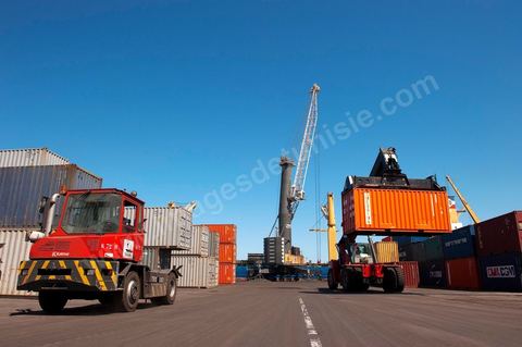 Zone de Fret et commercial, chargement et déchargement des bateaux dans le Port commercial de Radès