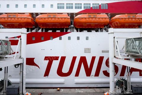 Juin 2014 : au coeur du navire tunisien Tanit, navire de transport de passagers de la CTN, Compagnie Tunisienne de Navigation, lors d'une double traversée entre Tunis et Marseille. Mis en service en 2012, le navire de 212 m de long et 30 m de large a une capacité de 3200 personnes et 1060 voitures. Il traverse la Méditerranée entre Tunis et Marseille en 24 h. Découverte des lieux, espaces communs, cabines, salle de commandement et de pilotage, salle des moteurs, ... Escale à Marseille puis retour avec les tunisiens de l'étranger sur Tunis. Chargement des véhicules.