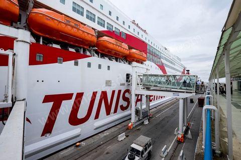 Juin 2014 : au coeur du navire tunisien Tanit, navire de transport de passagers de la CTN, Compagnie Tunisienne de Navigation, lors d'une double traversée entre Tunis et Marseille. Mis en service en 2012, le navire de 212 m de long et 30 m de large a une capacité de 3200 personnes et 1060 voitures. Il traverse la Méditerranée entre Tunis et Marseille en 24 h. Découverte des lieux, espaces communs, cabines, salle de commandement et de pilotage, salle des moteurs, ... Escale à Marseille puis retour avec les tunisiens de l'étranger sur Tunis. Chargement des véhicules.