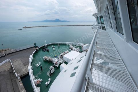 Juin 2014 : au coeur du navire tunisien Tanit, navire de transport de passagers de la CTN, Compagnie Tunisienne de Navigation, lors d'une double traversée entre Tunis et Marseille. Mis en service en 2012, le navire de 212 m de long et 30 m de large a une capacité de 3200 personnes et 1060 voitures. Il traverse la Méditerranée entre Tunis et Marseille en 24 h. Découverte des lieux, espaces communs, cabines, salle de commandement et de pilotage, salle des moteurs, ... Escale à Marseille puis retour avec les tunisiens de l'étranger sur Tunis. Chargement des véhicules.