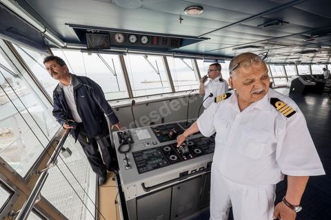 Juin 2014 : au coeur du navire tunisien Tanit, navire de transport de passagers de la CTN, Compagnie Tunisienne de Navigation, lors d'une double traversée entre Tunis et Marseille. Mis en service en 2012, le navire de 212 m de long et 30 m de large a une capacité de 3200 personnes et 1060 voitures. Il traverse la Méditerranée entre Tunis et Marseille en 24 h. Découverte des lieux, espaces communs, cabines, salle de commandement et de pilotage, salle des moteurs, ... Escale à Marseille puis retour avec les tunisiens de l'étranger sur Tunis. Chargement des véhicules.