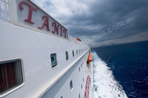 Juin 2014 : au coeur du navire tunisien Tanit, navire de transport de passagers de la CTN, Compagnie Tunisienne de Navigation, lors d'une double traversée entre Tunis et Marseille. Mis en service en 2012, le navire de 212 m de long et 30 m de large a une capacité de 3200 personnes et 1060 voitures. Il traverse la Méditerranée entre Tunis et Marseille en 24 h. Découverte des lieux, espaces communs, cabines, salle de commandement et de pilotage, salle des moteurs, ... Escale à Marseille puis retour avec les tunisiens de l'étranger sur Tunis. Chargement des véhicules.