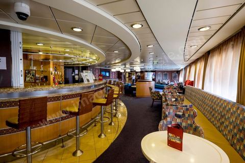 Juin 2014 : au coeur du navire tunisien Tanit, navire de transport de passagers de la CTN, Compagnie Tunisienne de Navigation, lors d'une double traversée entre Tunis et Marseille. Mis en service en 2012, le navire de 212 m de long et 30 m de large a une capacité de 3200 personnes et 1060 voitures. Il traverse la Méditerranée entre Tunis et Marseille en 24 h. Découverte des lieux, espaces communs, cabines, salle de commandement et de pilotage, salle des moteurs, ... Escale à Marseille puis retour avec les tunisiens de l'étranger sur Tunis. Chargement des véhicules.