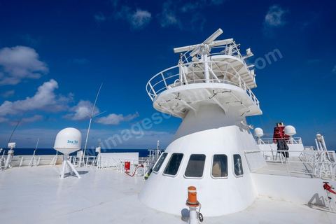 Juin 2014 : au coeur du navire tunisien Tanit, navire de transport de passagers de la CTN, Compagnie Tunisienne de Navigation, lors d'une double traversée entre Tunis et Marseille. Mis en service en 2012, le navire de 212 m de long et 30 m de large a une capacité de 3200 personnes et 1060 voitures. Il traverse la Méditerranée entre Tunis et Marseille en 24 h. Découverte des lieux, espaces communs, cabines, salle de commandement et de pilotage, salle des moteurs, ... Escale à Marseille puis retour avec les tunisiens de l'étranger sur Tunis. Chargement des véhicules.
