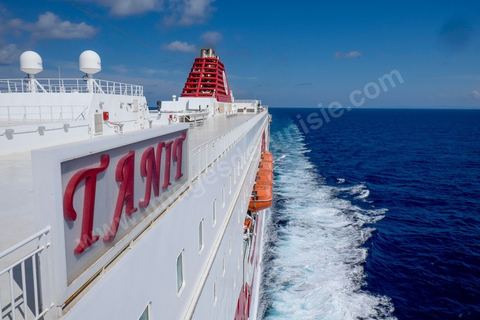 Juin 2014 : au coeur du navire tunisien Tanit, navire de transport de passagers de la CTN, Compagnie Tunisienne de Navigation, lors d'une double traversée entre Tunis et Marseille. Mis en service en 2012, le navire de 212 m de long et 30 m de large a une capacité de 3200 personnes et 1060 voitures. Il traverse la Méditerranée entre Tunis et Marseille en 24 h. Découverte des lieux, espaces communs, cabines, salle de commandement et de pilotage, salle des moteurs, ... Escale à Marseille puis retour avec les tunisiens de l'étranger sur Tunis. Chargement des véhicules.