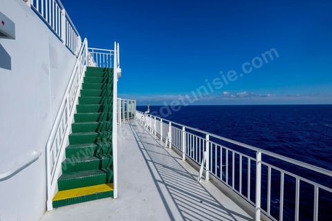 Juin 2014 : au coeur du navire tunisien Tanit, navire de transport de passagers de la CTN, Compagnie Tunisienne de Navigation, lors d'une double traversée entre Tunis et Marseille. Mis en service en 2012, le navire de 212 m de long et 30 m de large a une capacité de 3200 personnes et 1060 voitures. Il traverse la Méditerranée entre Tunis et Marseille en 24 h. Découverte des lieux, espaces communs, cabines, salle de commandement et de pilotage, salle des moteurs, ... Escale à Marseille puis retour avec les tunisiens de l'étranger sur Tunis. Chargement des véhicules.