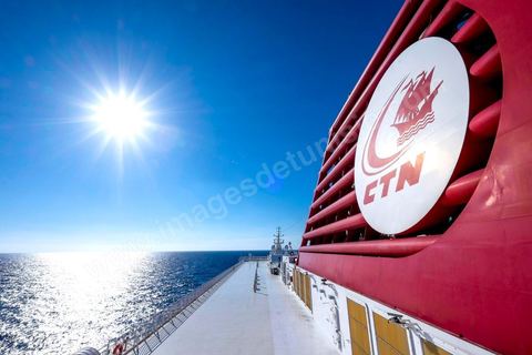 Juin 2014 : au coeur du navire tunisien Tanit, navire de transport de passagers de la CTN, Compagnie Tunisienne de Navigation, lors d'une double traversée entre Tunis et Marseille. Mis en service en 2012, le navire de 212 m de long et 30 m de large a une capacité de 3200 personnes et 1060 voitures. Il traverse la Méditerranée entre Tunis et Marseille en 24 h. Découverte des lieux, espaces communs, cabines, salle de commandement et de pilotage, salle des moteurs, ... Escale à Marseille puis retour avec les tunisiens de l'étranger sur Tunis. Chargement des véhicules.