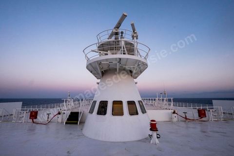 Juin 2014 : au coeur du navire tunisien Tanit, navire de transport de passagers de la CTN, Compagnie Tunisienne de Navigation, lors d'une double traversée entre Tunis et Marseille. Mis en service en 2012, le navire de 212 m de long et 30 m de large a une capacité de 3200 personnes et 1060 voitures. Il traverse la Méditerranée entre Tunis et Marseille en 24 h. Découverte des lieux, espaces communs, cabines, salle de commandement et de pilotage, salle des moteurs, ... Escale à Marseille puis retour avec les tunisiens de l'étranger sur Tunis. Chargement des véhicules.