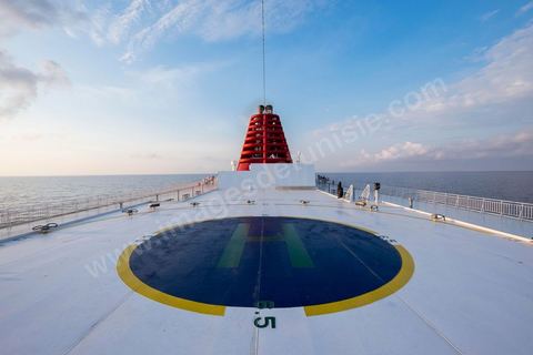 Juin 2014 : au coeur du navire tunisien Tanit, navire de transport de passagers de la CTN, Compagnie Tunisienne de Navigation, lors d'une double traversée entre Tunis et Marseille. Mis en service en 2012, le navire de 212 m de long et 30 m de large a une capacité de 3200 personnes et 1060 voitures. Il traverse la Méditerranée entre Tunis et Marseille en 24 h. Découverte des lieux, espaces communs, cabines, salle de commandement et de pilotage, salle des moteurs, ... Escale à Marseille puis retour avec les tunisiens de l'étranger sur Tunis. Chargement des véhicules.