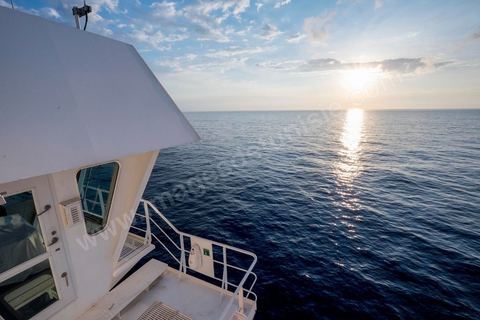 Juin 2014 : au coeur du navire tunisien Tanit, navire de transport de passagers de la CTN, Compagnie Tunisienne de Navigation, lors d'une double traversée entre Tunis et Marseille. Mis en service en 2012, le navire de 212 m de long et 30 m de large a une capacité de 3200 personnes et 1060 voitures. Il traverse la Méditerranée entre Tunis et Marseille en 24 h. Découverte des lieux, espaces communs, cabines, salle de commandement et de pilotage, salle des moteurs, ... Escale à Marseille puis retour avec les tunisiens de l'étranger sur Tunis. Chargement des véhicules.