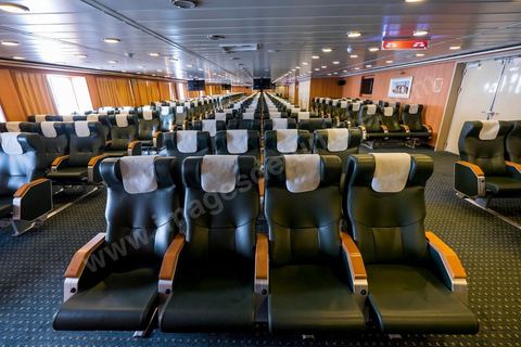 Juin 2014 : au coeur du navire tunisien Tanit, navire de transport de passagers de la CTN, Compagnie Tunisienne de Navigation, lors d'une double traversée entre Tunis et Marseille. Mis en service en 2012, le navire de 212 m de long et 30 m de large a une capacité de 3200 personnes et 1060 voitures. Il traverse la Méditerranée entre Tunis et Marseille en 24 h. Découverte des lieux, espaces communs, cabines, salle de commandement et de pilotage, salle des moteurs, ... Escale à Marseille puis retour avec les tunisiens de l'étranger sur Tunis. Chargement des véhicules.