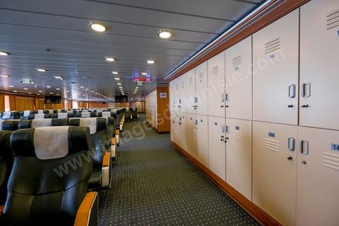 Juin 2014 : au coeur du navire tunisien Tanit, navire de transport de passagers de la CTN, Compagnie Tunisienne de Navigation, lors d'une double traversée entre Tunis et Marseille. Mis en service en 2012, le navire de 212 m de long et 30 m de large a une capacité de 3200 personnes et 1060 voitures. Il traverse la Méditerranée entre Tunis et Marseille en 24 h. Découverte des lieux, espaces communs, cabines, salle de commandement et de pilotage, salle des moteurs, ... Escale à Marseille puis retour avec les tunisiens de l'étranger sur Tunis. Chargement des véhicules.