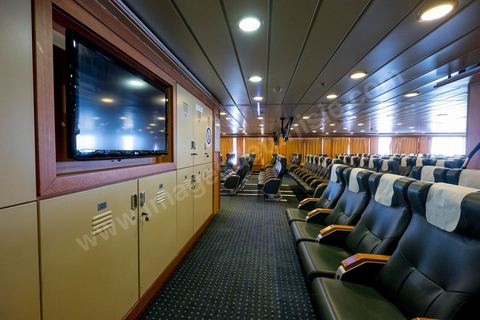 Juin 2014 : au coeur du navire tunisien Tanit, navire de transport de passagers de la CTN, Compagnie Tunisienne de Navigation, lors d'une double traversée entre Tunis et Marseille. Mis en service en 2012, le navire de 212 m de long et 30 m de large a une capacité de 3200 personnes et 1060 voitures. Il traverse la Méditerranée entre Tunis et Marseille en 24 h. Découverte des lieux, espaces communs, cabines, salle de commandement et de pilotage, salle des moteurs, ... Escale à Marseille puis retour avec les tunisiens de l'étranger sur Tunis. Chargement des véhicules.