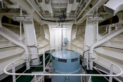 Juin 2014 : au coeur du navire tunisien Tanit, navire de transport de passagers de la CTN, Compagnie Tunisienne de Navigation, lors d'une double traversée entre Tunis et Marseille. Mis en service en 2012, le navire de 212 m de long et 30 m de large a une capacité de 3200 personnes et 1060 voitures. Il traverse la Méditerranée entre Tunis et Marseille en 24 h. Découverte des lieux, espaces communs, cabines, salle de commandement et de pilotage, salle des moteurs, ... Escale à Marseille puis retour avec les tunisiens de l'étranger sur Tunis. Chargement des véhicules.