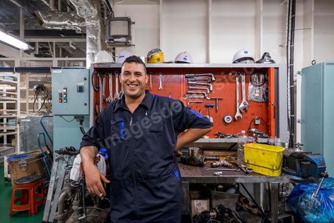 Juin 2014 : au coeur du navire tunisien Tanit, navire de transport de passagers de la CTN, Compagnie Tunisienne de Navigation, lors d'une double traversée entre Tunis et Marseille. Mis en service en 2012, le navire de 212 m de long et 30 m de large a une capacité de 3200 personnes et 1060 voitures. Il traverse la Méditerranée entre Tunis et Marseille en 24 h. Découverte des lieux, espaces communs, cabines, salle de commandement et de pilotage, salle des moteurs, ... Escale à Marseille puis retour avec les tunisiens de l'étranger sur Tunis. Chargement des véhicules.