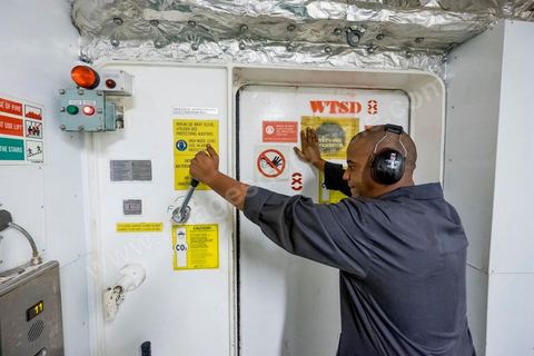 Juin 2014 : au coeur du navire tunisien Tanit, navire de transport de passagers de la CTN, Compagnie Tunisienne de Navigation, lors d'une double traversée entre Tunis et Marseille. Mis en service en 2012, le navire de 212 m de long et 30 m de large a une capacité de 3200 personnes et 1060 voitures. Il traverse la Méditerranée entre Tunis et Marseille en 24 h. Découverte des lieux, espaces communs, cabines, salle de commandement et de pilotage, salle des moteurs, ... Escale à Marseille puis retour avec les tunisiens de l'étranger sur Tunis. Chargement des véhicules.