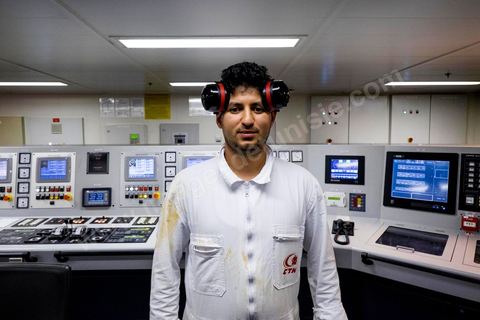 Juin 2014 : au coeur du navire tunisien Tanit, navire de transport de passagers de la CTN, Compagnie Tunisienne de Navigation, lors d'une double traversée entre Tunis et Marseille. Mis en service en 2012, le navire de 212 m de long et 30 m de large a une capacité de 3200 personnes et 1060 voitures. Il traverse la Méditerranée entre Tunis et Marseille en 24 h. Découverte des lieux, espaces communs, cabines, salle de commandement et de pilotage, salle des moteurs, ... Escale à Marseille puis retour avec les tunisiens de l'étranger sur Tunis. Chargement des véhicules.