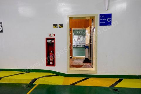 Juin 2014 : au coeur du navire tunisien Tanit, navire de transport de passagers de la CTN, Compagnie Tunisienne de Navigation, lors d'une double traversée entre Tunis et Marseille. Mis en service en 2012, le navire de 212 m de long et 30 m de large a une capacité de 3200 personnes et 1060 voitures. Il traverse la Méditerranée entre Tunis et Marseille en 24 h. Découverte des lieux, espaces communs, cabines, salle de commandement et de pilotage, salle des moteurs, ... Escale à Marseille puis retour avec les tunisiens de l'étranger sur Tunis. Chargement des véhicules.