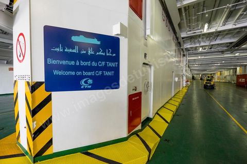 Juin 2014 : au coeur du navire tunisien Tanit, navire de transport de passagers de la CTN, Compagnie Tunisienne de Navigation, lors d'une double traversée entre Tunis et Marseille. Mis en service en 2012, le navire de 212 m de long et 30 m de large a une capacité de 3200 personnes et 1060 voitures. Il traverse la Méditerranée entre Tunis et Marseille en 24 h. Découverte des lieux, espaces communs, cabines, salle de commandement et de pilotage, salle des moteurs, ... Escale à Marseille puis retour avec les tunisiens de l'étranger sur Tunis. Chargement des véhicules.