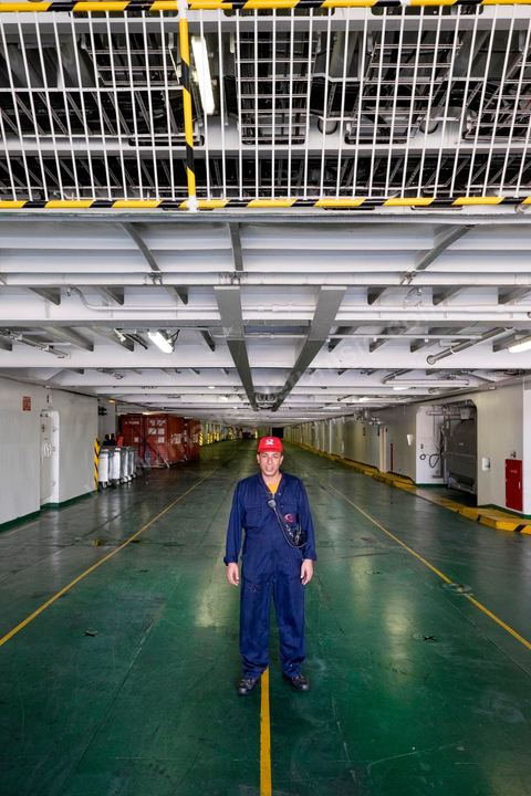 Juin 2014 : au coeur du navire tunisien Tanit, navire de transport de passagers de la CTN, Compagnie Tunisienne de Navigation, lors d'une double traversée entre Tunis et Marseille. Mis en service en 2012, le navire de 212 m de long et 30 m de large a une capacité de 3200 personnes et 1060 voitures. Il traverse la Méditerranée entre Tunis et Marseille en 24 h. Découverte des lieux, espaces communs, cabines, salle de commandement et de pilotage, salle des moteurs, ... Escale à Marseille puis retour avec les tunisiens de l'étranger sur Tunis. Chargement des véhicules.